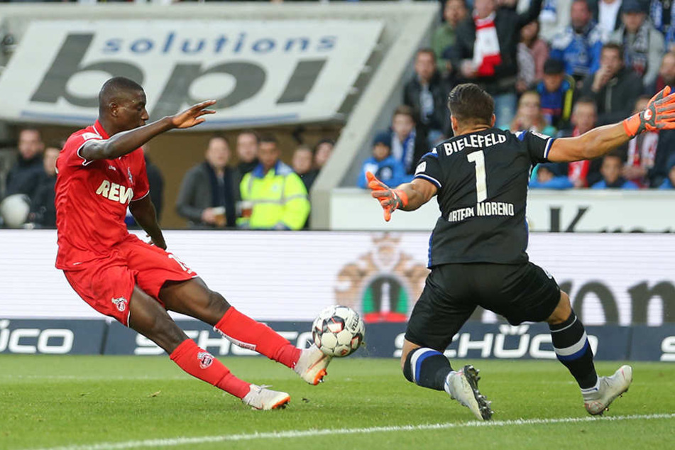 Kölns Stürmer Serhou Guirassy scheitert mit seinem Schuss in der 17. Minute an Bielefelds Keeper Stefan Ortega.