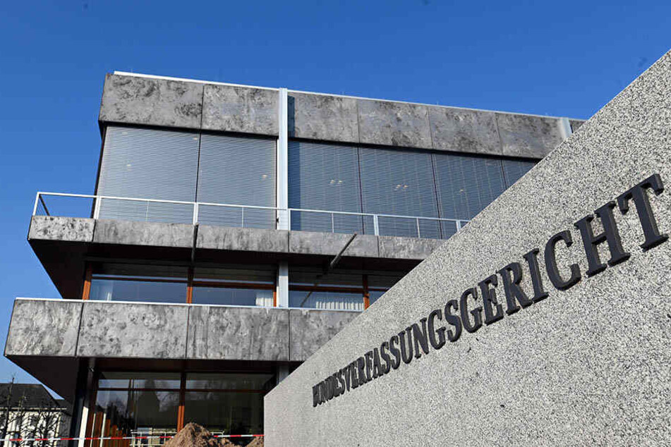 Die NPD und Der III. Weg sind vor dem Bundesverfassungsgericht in Karlsruhe mit Eilanträgen gegen die Entfernung von Wahlplakaten gescheitert.