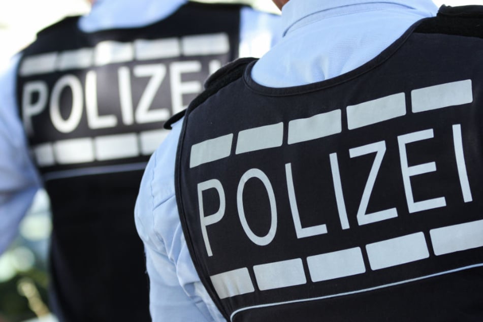 Die Polizeibeamten entdeckten den Leichnam vor dem Wohnmobil. (Symbolbild)