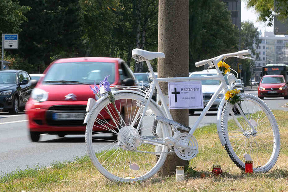 Mittlerweile erinnert ein "Geisterrad" an die tote Radfahrerin.