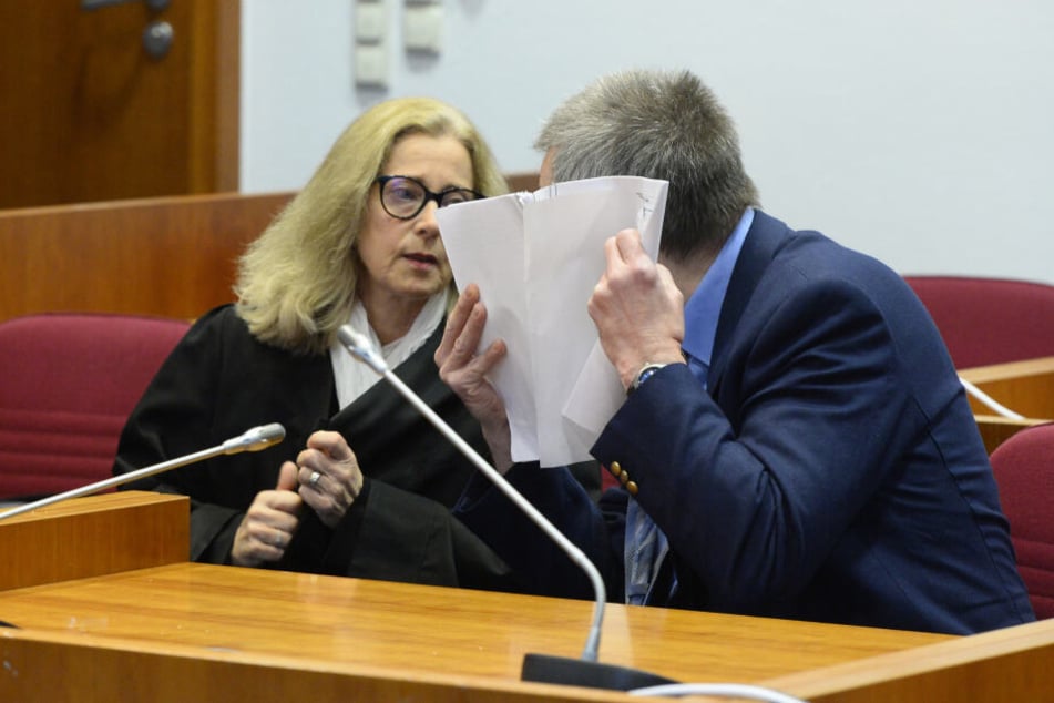 Der Angeklagte spricht mit seiner Strafverteidigerin Irene Schäfer im Landgericht vor dem Auftakt seines Prozesses (Archivbild).