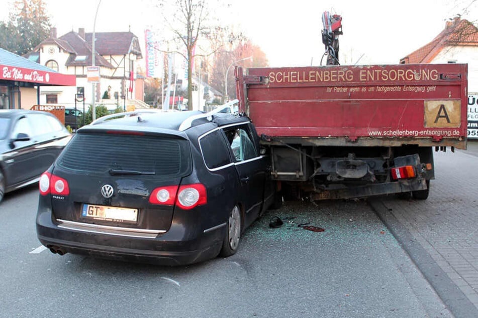 Mit der Beifahrerseite krachte der 22-Jährige in den geparkten Lkw.