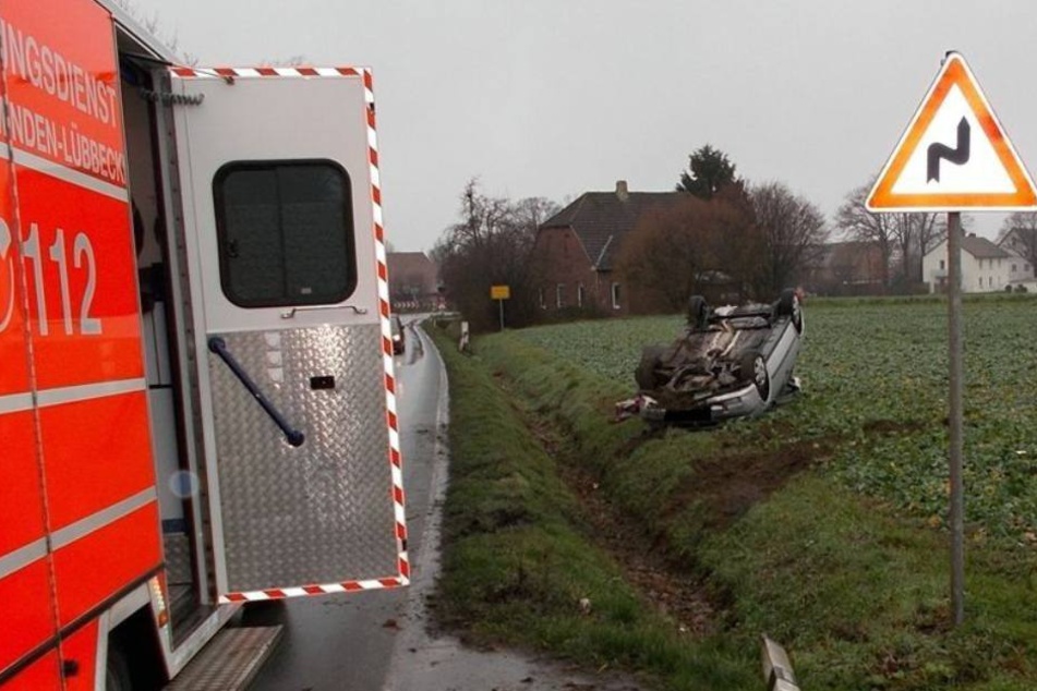 Der Wagen landete auf dem Dach, die Fahrerin konnte sich nicht selbstständig befreien.