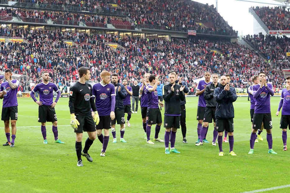 Die Fans sind eine Macht, gerade im Abstiegskampf! Nach Stuttgart begleiteten 3000 Anhänger die Auer Mannschaft, feierten die trotz der Niederlage noch lange nach dem Abpfiff.