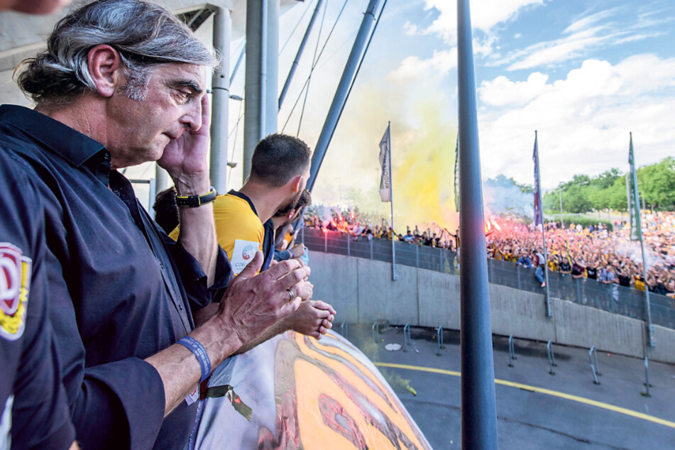 Ralf Minge war von der Verabschiedung durch die vielen Dynamo-Fans tief bewegt, musste sich immer wieder die Tränen aus den Augen wischen.