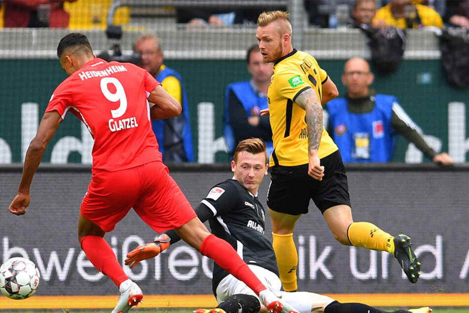 Immer, wenn Brian Hamalainen (r.) fit war, spielte er auch. Nur selten ließ er dabei seinen Gegenspieler, hier Heidenheims Robert Glatzel (l.), entwischen.