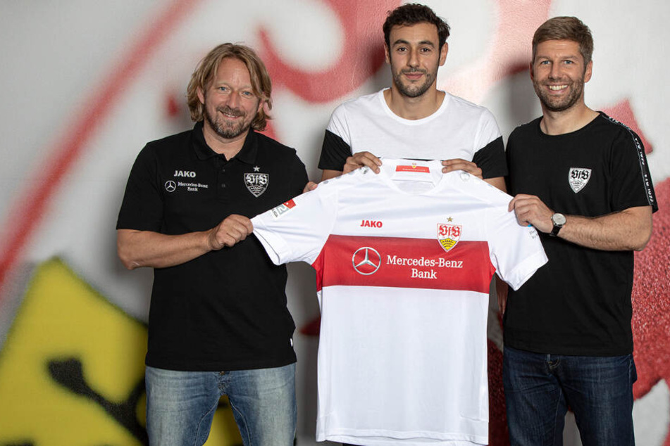 VfB-Sportdirektor Sven Mislintat, Neuzugang Hamadi Al Ghaddioui und VfB-Sportvorstand Thomas Hitzlsperger (v.l.n.r.).