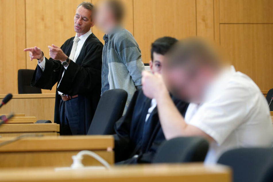 Die Angeklagten und ihre Anwälte Martin Mörsdorf (hinten) und Kubilay Seçme (vorn) beim Prozessbeginn im Landgericht (Archivbild).