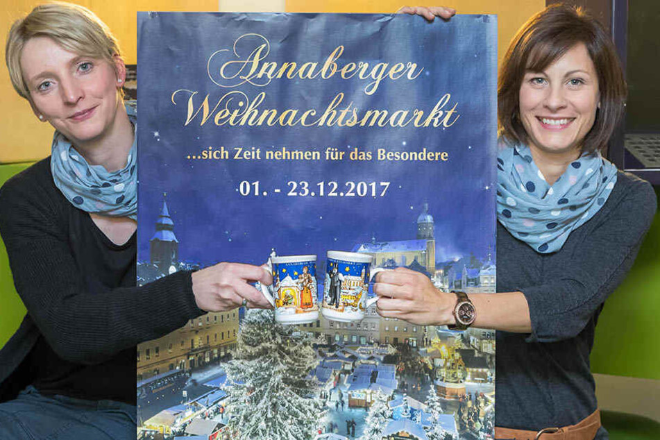Nicole Otto (38,
l.) und Alexandra
Grunt (35) zeigen
die neuen
Glühweintassen
mit Motiven des
Krippenweges.