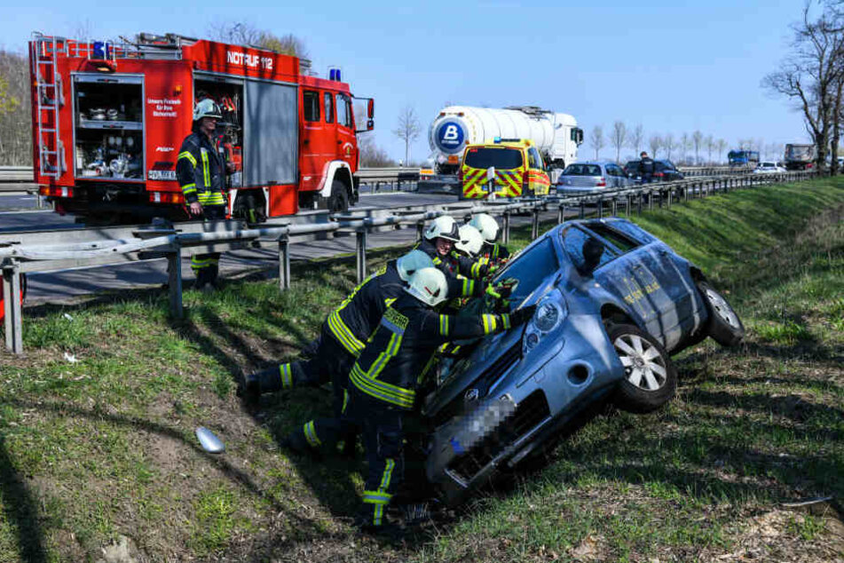 Die anrückenden Einsatzkräfte drehten den Wagen aus dem Graben.