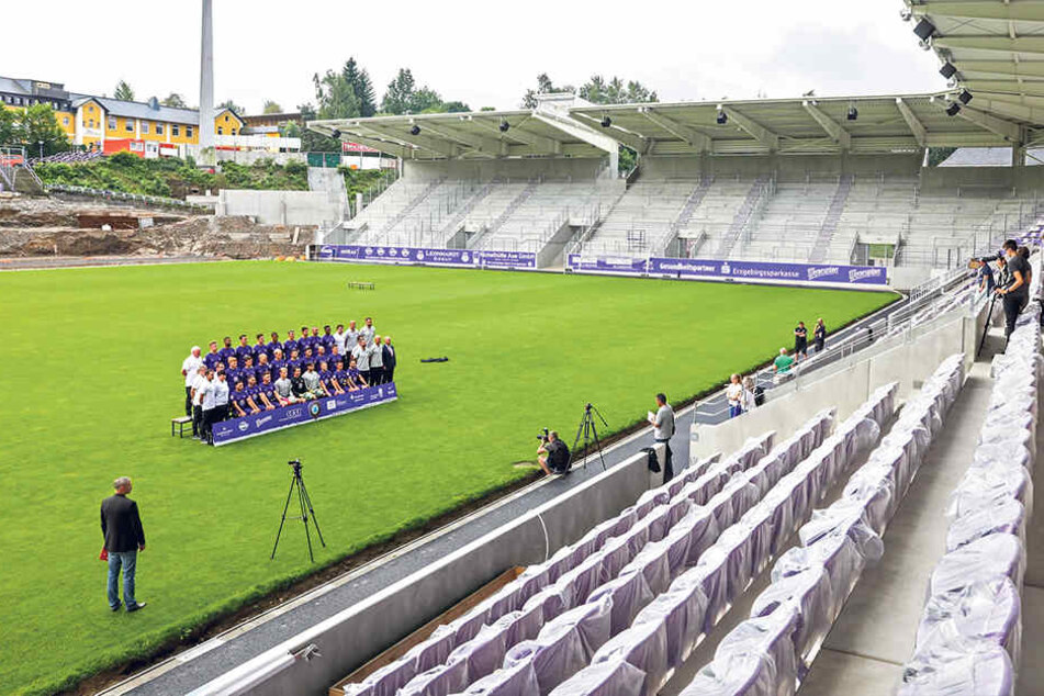 Am Montag posierte die Mannschaft vor der neuen Haupttribüne. Das offizielle
Teamfoto wurde geschossen.