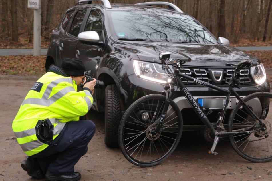 Unfall in Dresden-Klotzsche: Fahrradfahrer von Dacia erfasst und verletzt
