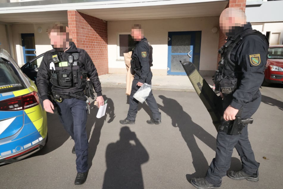 In der Wohnung des 35-Jährigen fanden Polizisten weitere Waffen.