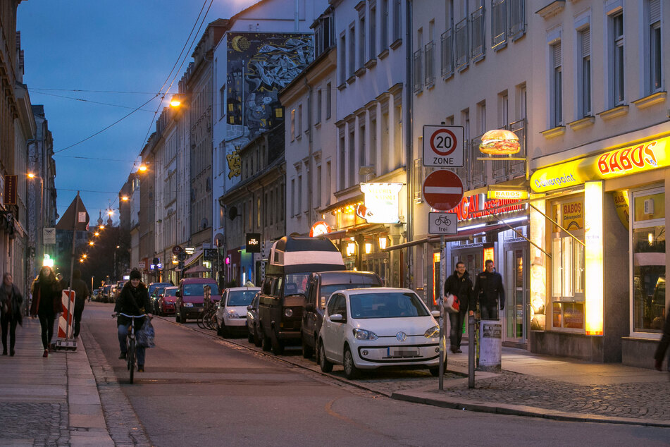 Auch am Abend und bis spät in die Nacht ist in der Dresdner Neustadt immer was los, manchmal muss dann die Polizei eingreifen. (Archivbild)