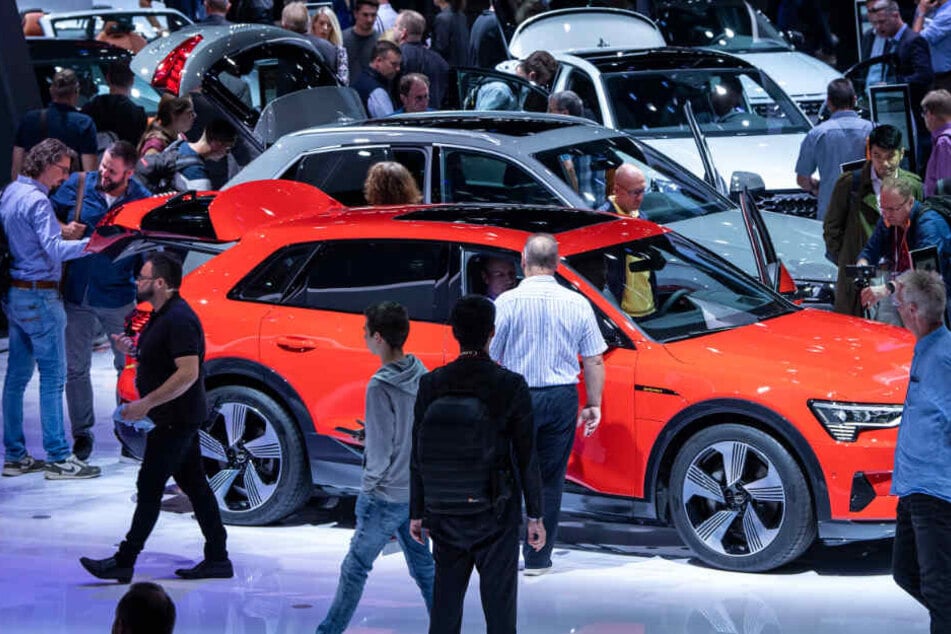 Das Foto vom 13. September zeigt Besucher der IAA auf dem Messestand von Audi.