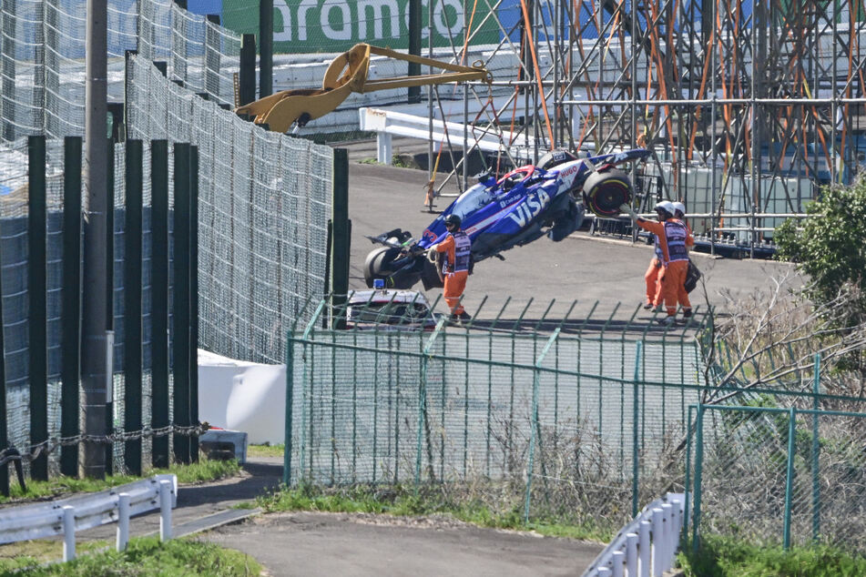 Der Bolide von Daniel Ricciardo (34, Visa RB) hängt nach seinem Crash am Haken.