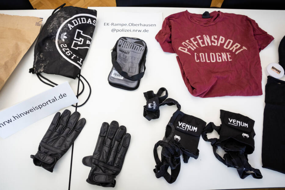 Die Tatverdächtigen schlugen sich mit Handschuhen.