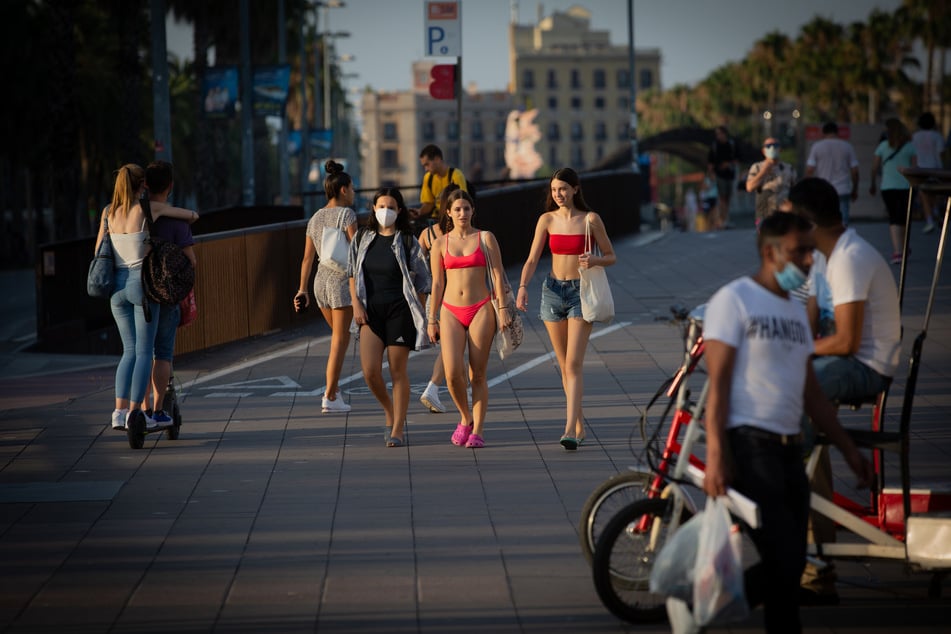 In Barcelona ist immer noch viel los. Deutschland rät allerdings wegen regional steigender Infiziertenzahlen von Reisen nach Katalonien ab. (Archivbild)