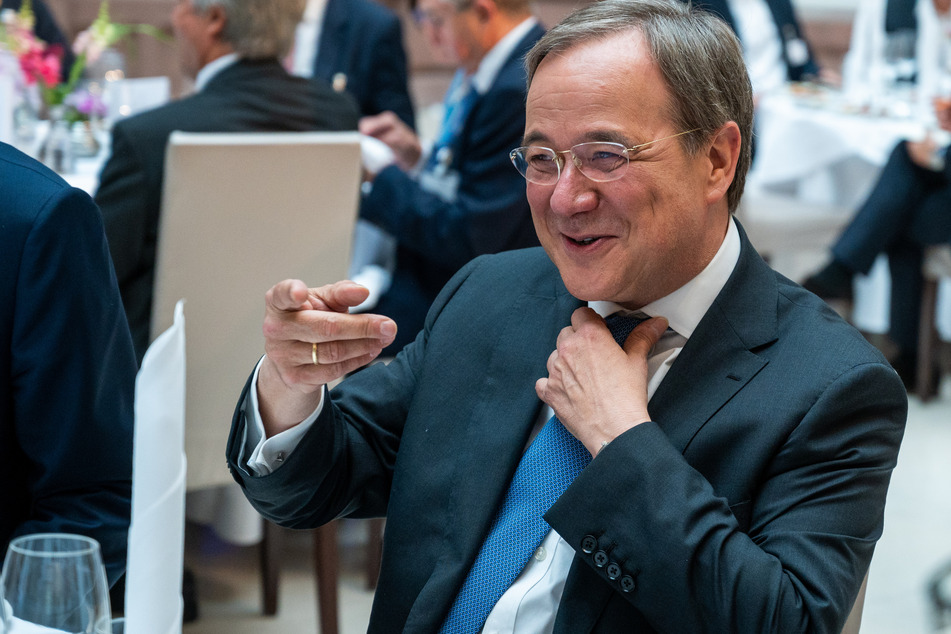 Armin Laschet (60, CDU) möchte die Maskenpflicht im neuen Schuljahr abschaffen. Voraussetzung sei allerdings eine niedrige Inzidenz.