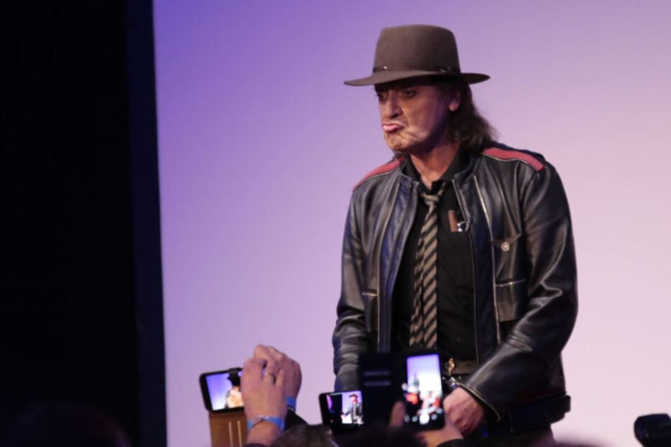 Altrocker Udo Lindenberg (72) zeigte sich am Mittwochabend im Leipziger Westbad auch ohne seine markante Sonnenbrille.