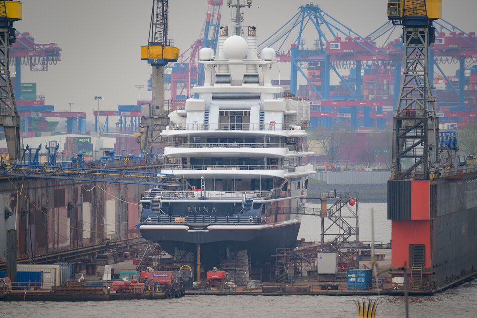 Die Luxusjacht "Luna" in den Docks von Blohm&amp;Voss im Jahr 2022. Das Schiff war bereits im letzten Jahr von den Behörden festgesetzt worden.