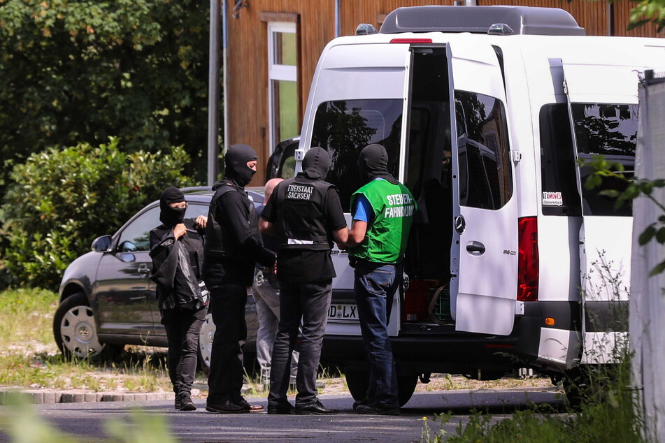 Finanzfahnder des Freistaats bei einem Einsatz in Dresden - ihre Gesichter haben sie mit Sturmhauben vermummt.