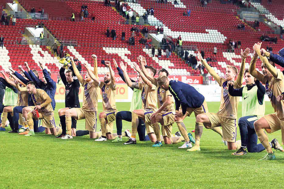 Die Auer Kicker hatten allen Grund, nach Spielschlussvor ihrem Fanblock zu feiern.