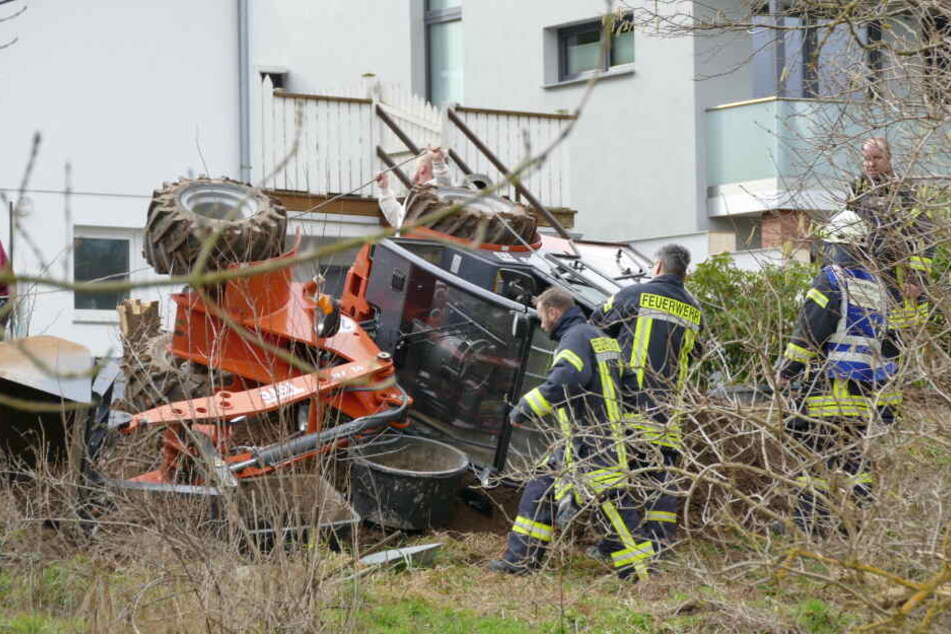 Baggerfahrer kippt um, wird aus Fahrzeug geschleudert und schwer verletzt
