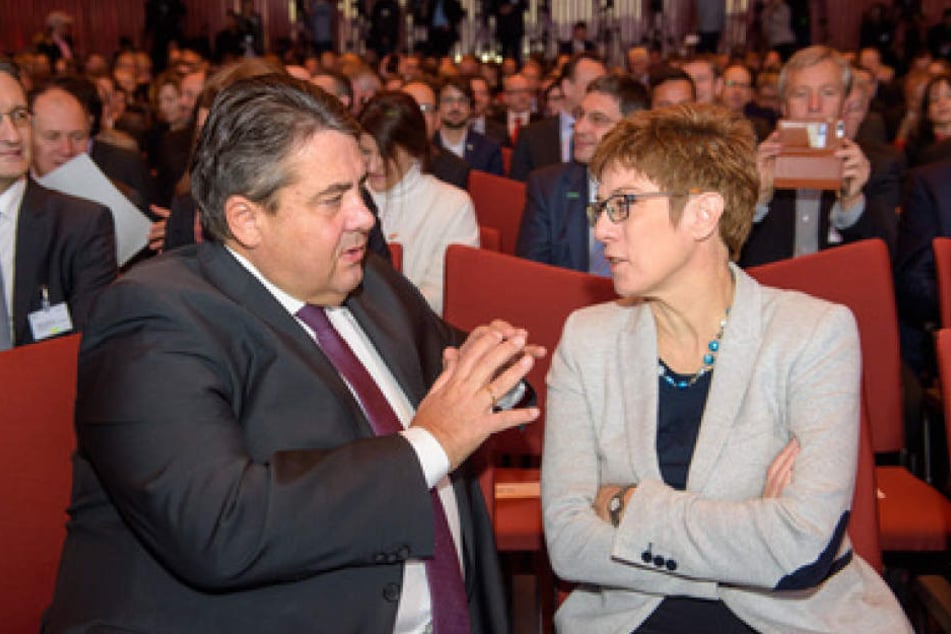 Siegmar Gabriel (SPD) und Annegret Kramp-Karrenbauer (CDU) im Gespräch