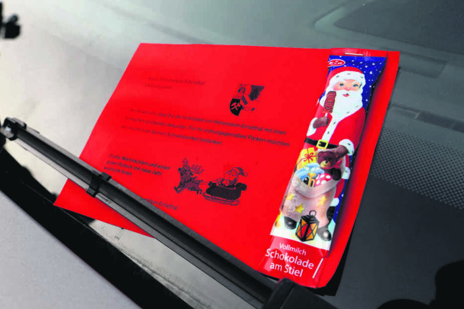 Da sieht man eigentlich immer nur Knöllchen, doch in Hohenstein gibts in diesen tagen Schokoweihnachtsmänner für Richtig-Parker.