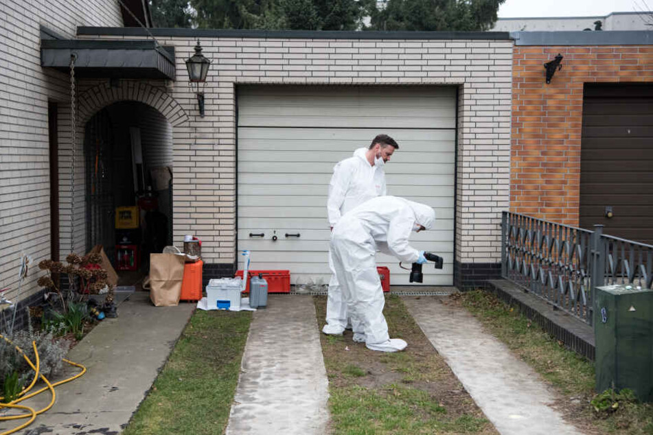 Kriminaltechniker der Berliner Polizei untersuchen das Haus und den Garten der Schwester der verschwundenen 15-jährigen Rebecca.
