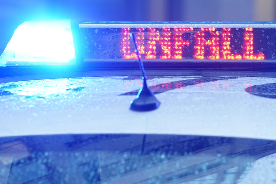 Unfall A2: A2 bei Irxleben stundenlang gesperrt: Lkw reißt sich Tank auf