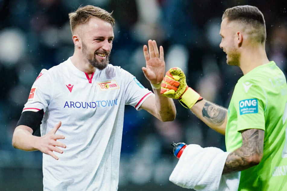 Florian Hübner (l) und Rafal Gikiewicz freuen sich über den Sieg.