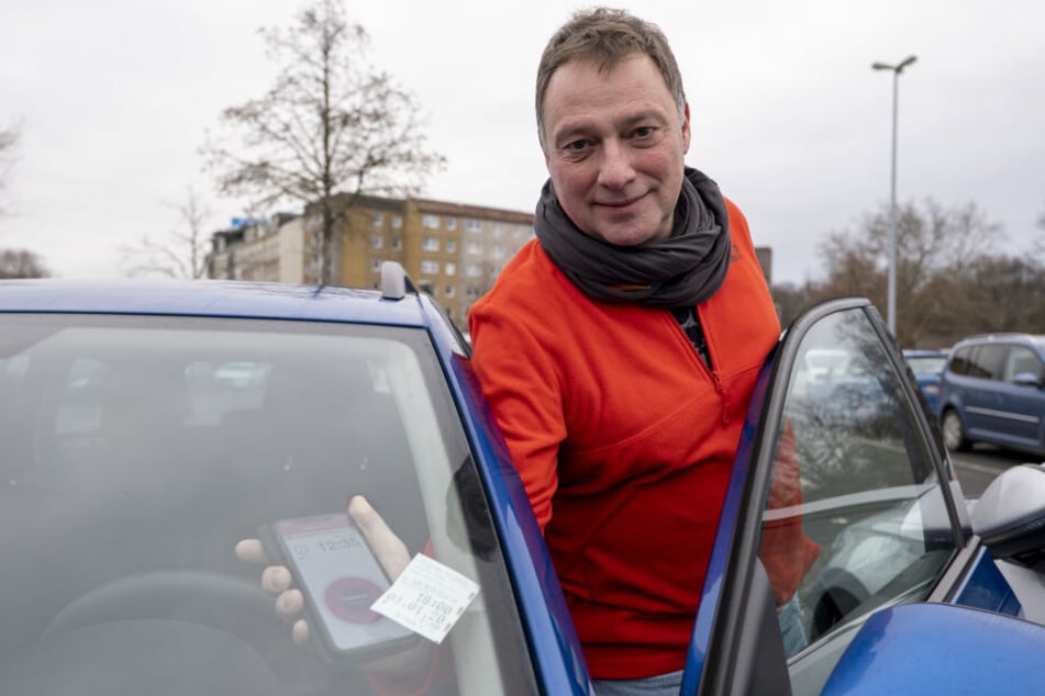 Peter Degenkolb (54) will umsteigen vom Parkschein zur Park-App im Smartphone.