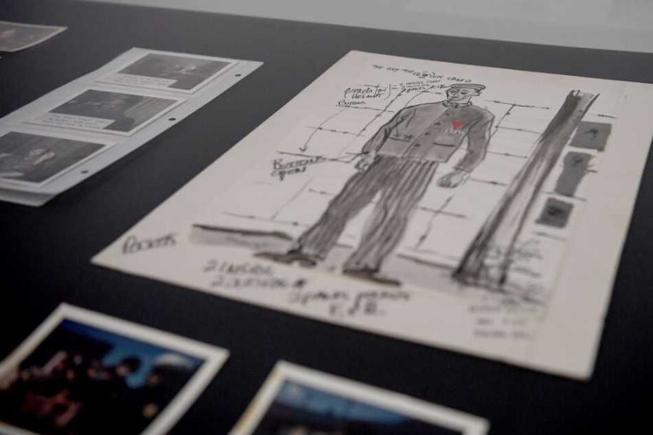 Materialien, Dokumenten und Werkaufnahmen des Films "The day the Clown cried" aus dem Nachlass von Chris Lewis, bei der Übergaben durch seinen Sohn an die deutsche Kinemathek.