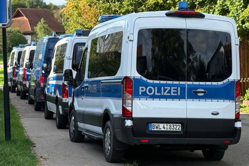 Die Razzien haben zum Großaufgebot von Einsatzkräften gesorgt. (Symbolbild)