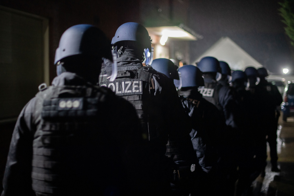 Einsatzkräfte der Polizei durchsuchten Objekte in Polen und auf Mallorca. Das Foto stammt von einer früheren Razzia gegen "Planenschlitzer" aus dem Jahr 2021.