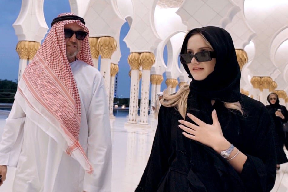 Robert Geiss (62) und seine älteste Tochter Davina (22) schlendern in Abu Dhabi durch die Scheich-Zayid-Moschee.