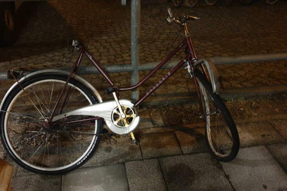 Dieses Fahrrad legten Unbekannte kurz vor dem Bahnhof Freiberg auf die Gleise. Die Polizei sucht Zeugen, die das Rad bzw. den Besitzer kennen.