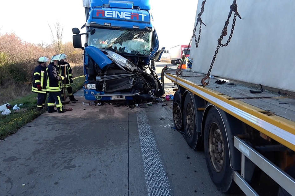 Der Lkw-Fahrer wurde bei dem Unfall in seinem Fahrerhaus eingeklemmt.