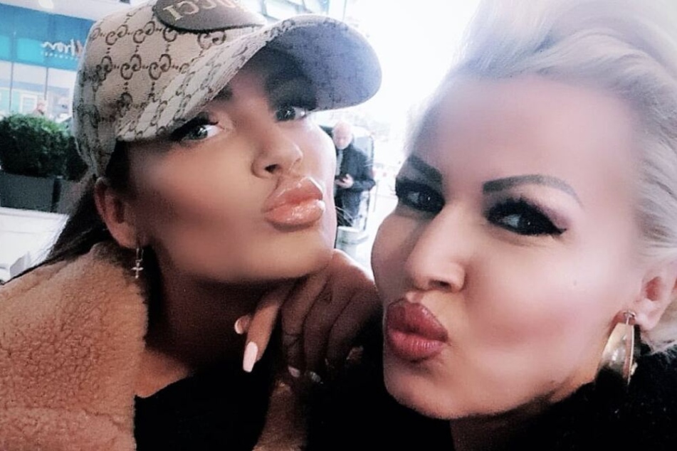 Janine Pink besuchte mit PBB-Kollegin Ginger Costello Wollersheim eine Veranstaltung in Berlin - zu der ihr Ex Tobi nicht mehr eingeladen war.