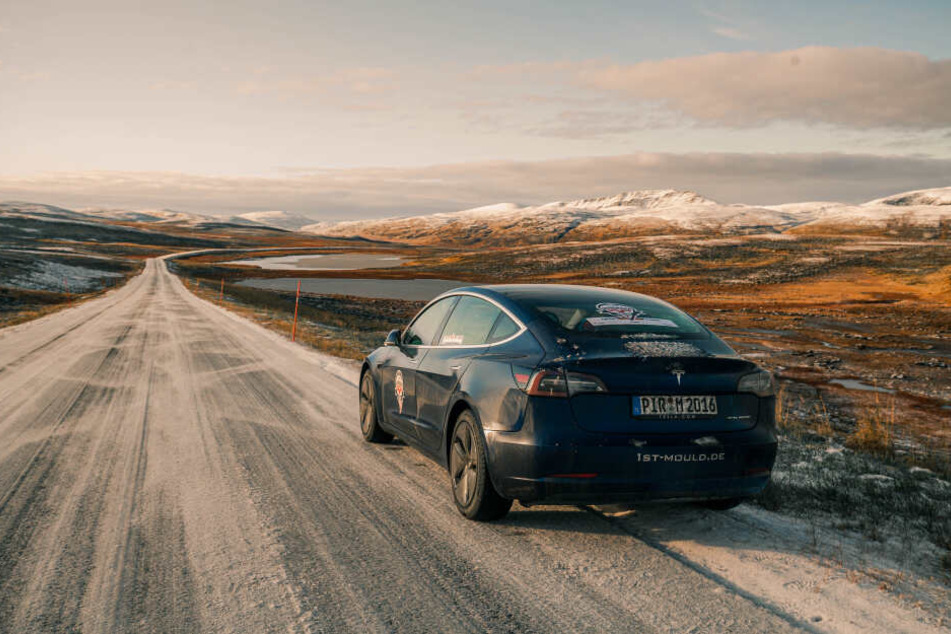 Die Tour bewältigten sie in nur zwei Tagen in einem E-Auto, dem Tesla Model 3.