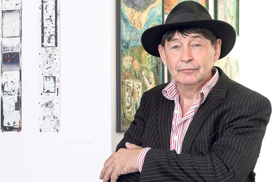 Galerist Holger John (58) neben der zweiteiligen Collage von Cosma Shiva Hagen.
