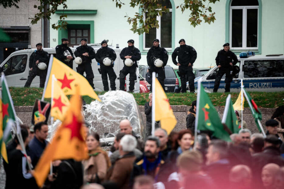 Kurden Grossdemo In Koln Versammlungen Friedlich Abgelaufen 24