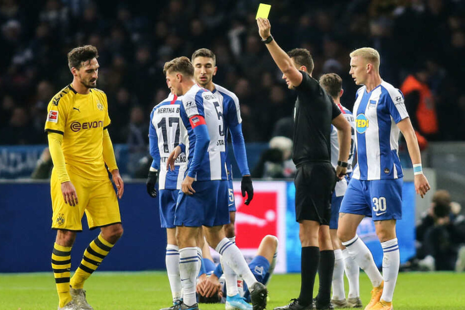Schiedsrichter Sven Jablonski (r) schickt Mats Hummels (l) nach Foul an Davie Selke (m) vom Platz.