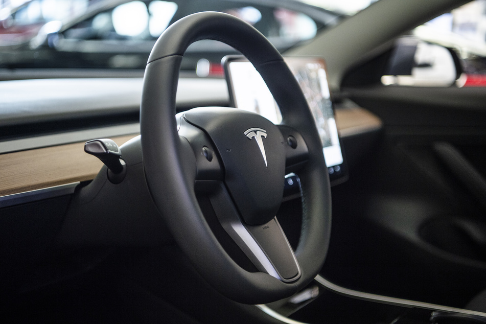 Fahrassistenzsysteme könnten am Steuer das Gefühl falscher Sicherheit geben. Auch beim Tesla wurden vom Assistenzsystem Autopilot Wagen schon falsch gelenkt.