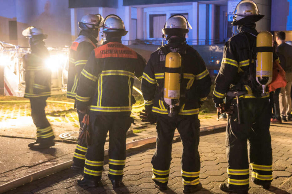 Feuerwehrleute stehen am Einsatzort in Billstedt.