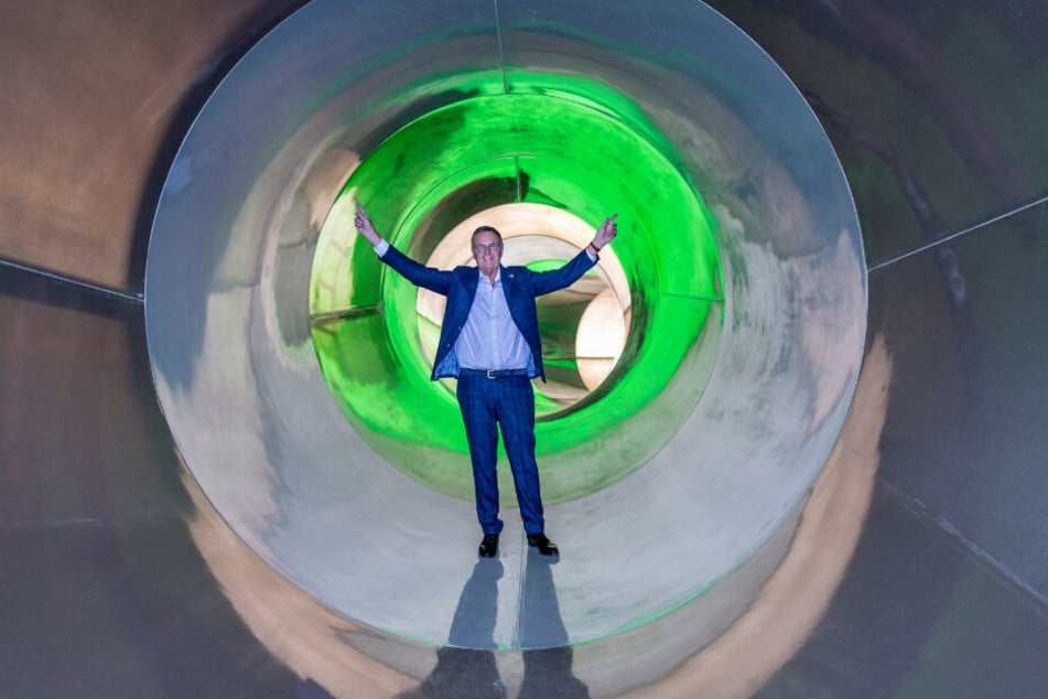 Rust: Geschäftsführer Roland Mack steht in einer Röhre einer Wasserrutsche in der Indoor-Wasserwelt "Rulantica" im Europa-Park.
