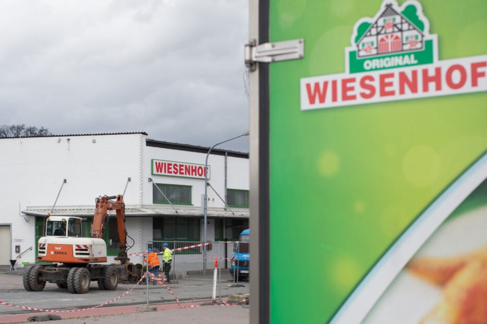 Ein Bagger steht an einer Produktionshalle des Geflügelproduzenten Wiesenhof. (Archivbild)