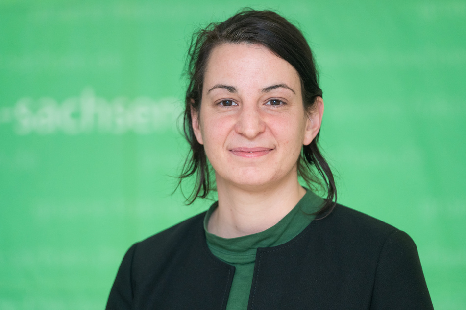 Christin Melcher (38), stellvertretende Fraktionsvorsitzende von Bündnis 90/Die Grünen im Landtag in Sachsen, steht nach ihrer Wahl im Sächsischen Landtag vor den Medienvertretern.